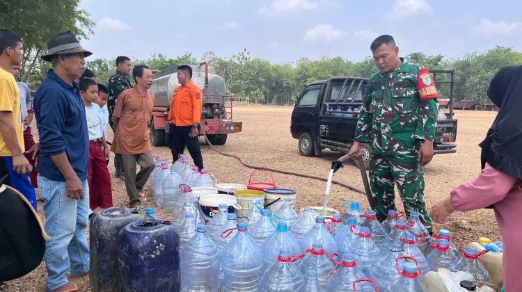 Kekeringan Landa Sadawrna, Kodim 0605/Subang Gerak Cepat Salurkan Air Bersih