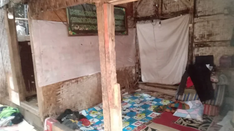 Rumah Nyaris Ambruk Dua Anak Yatim Bertahan