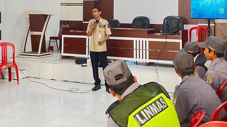 Anggota Linmas di Tasikmalaya. Mendapat Pelatihan Mitigasi Bencana