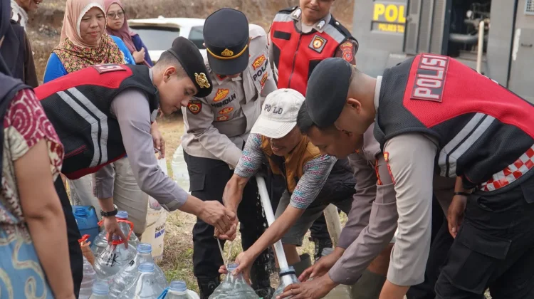 Satreskrim Polres Tasikmalaya Salurkan Bantuan Air Bersih kepada Warga