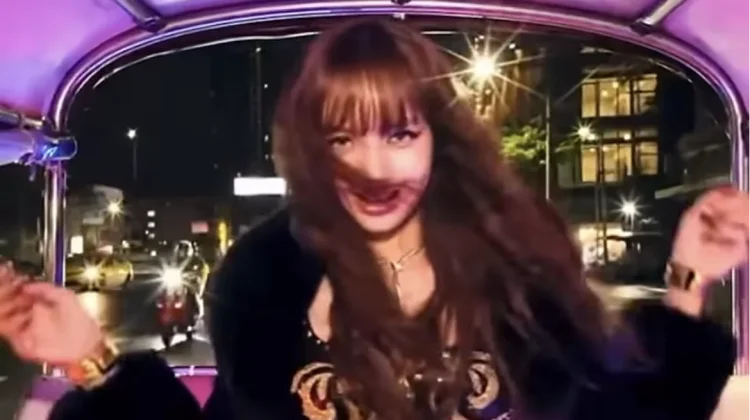 Lisa Tampilkan “SaWaDiKa” di Atas Tuk-Tuk khas Thailand