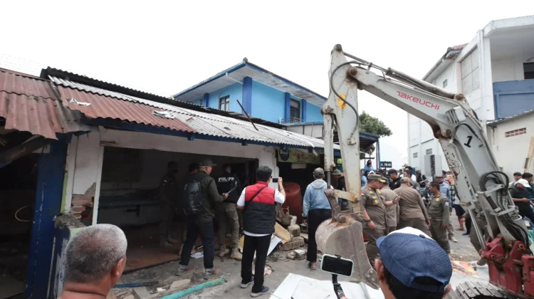 Satpol PP Bandung Tertibkan 20 Bangunan Liar di Jalan Ciumbuleuit
