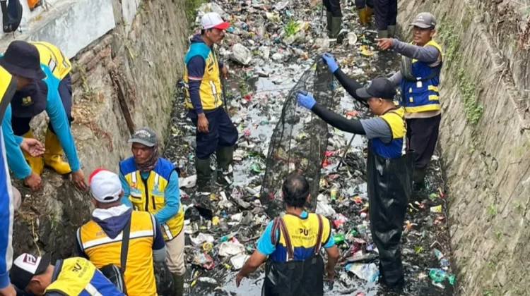 Antisipasi Banjir, DLH Kota Tasikmalaya Intensifkan Pembersihan Saluran Air