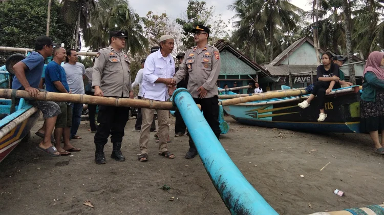 Perahu Pahala Kencana Diterjang Ombak Pamoekan, Dua Nelayan Cipatujah Hilang