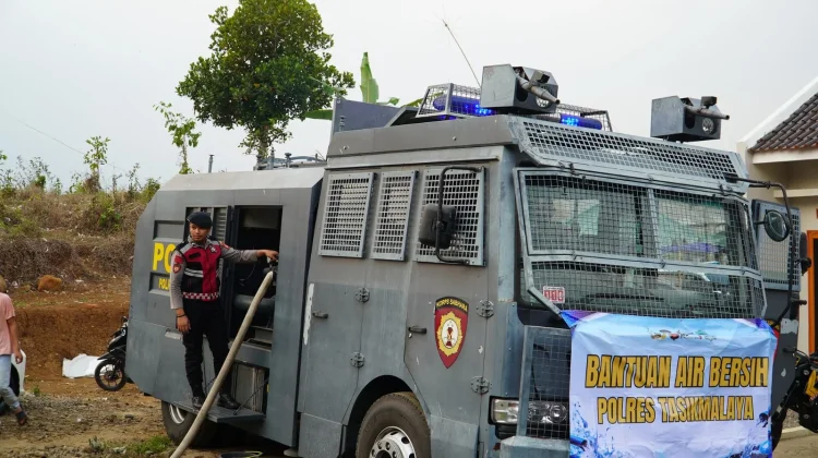 Kendaraan Taktis Water Cannon Polres Tasikmalaya Distribusikan Air Bersih