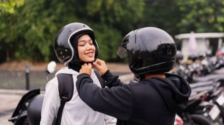5 Alasan Penting Menggunakan Helm saat Berkendara Motor