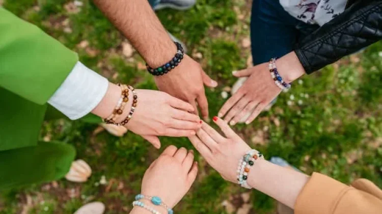 Gelang Dipakai di Tangan Kanan atau Kiri? Ini Makna dan Tips Memilihnya