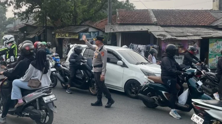 Kapolresta Bandung Turun Langsung Atur Lalu Lintas di Katapang