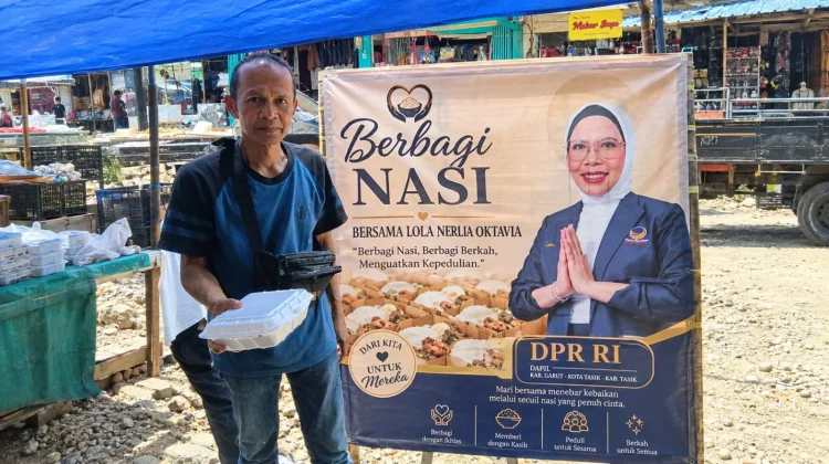 Aksi Sosial Anggota DPR RI Borong Makanan Pemilik Kios Pasar Baru