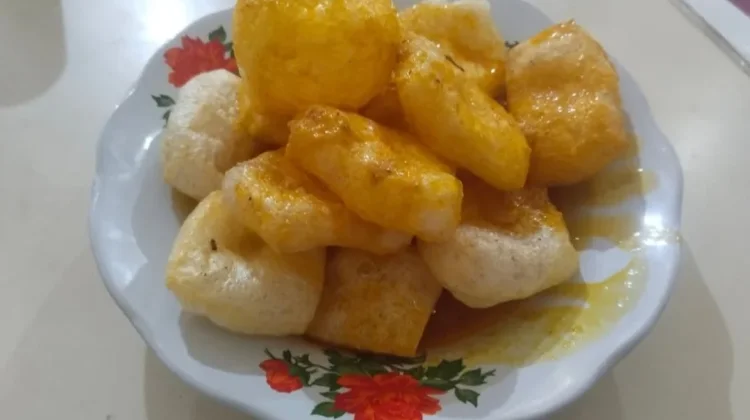 Nikmatnya Kerupuk Dorokdok di Siram Kuah Padang