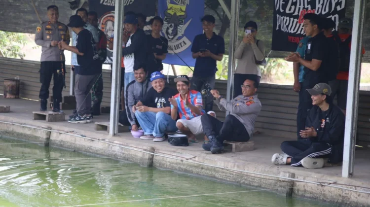 Dorong Kondusivitas, Polres Purwkarta Gelar Mancing Bersama Viking dan Jakmania
