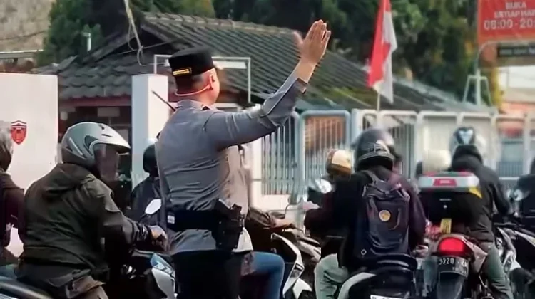Tak Hanya di Balik Meja, Kapolresta Bandung Turun Langsung Layani Warga