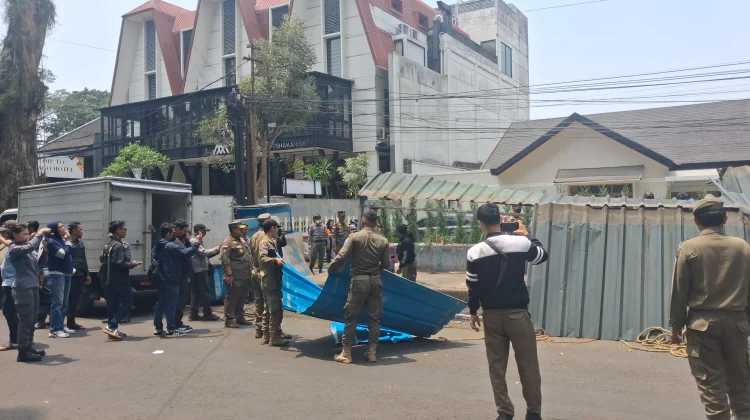 Satpol PP Bandung Tertibkan 40 Lapak dan Bangunan Di Hasanuddin-Surya Kencana