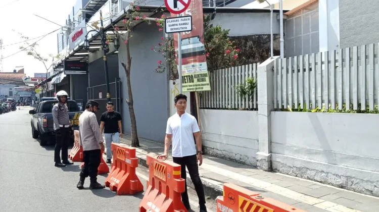 Polisi Tertibkan Parkir Liar di Area Stasiun Kereta Api