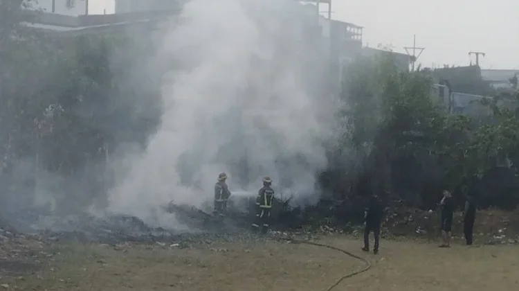 Diduga Sisa Pembakaran Sampah, Lahan di Cimahi Utara Terbakar