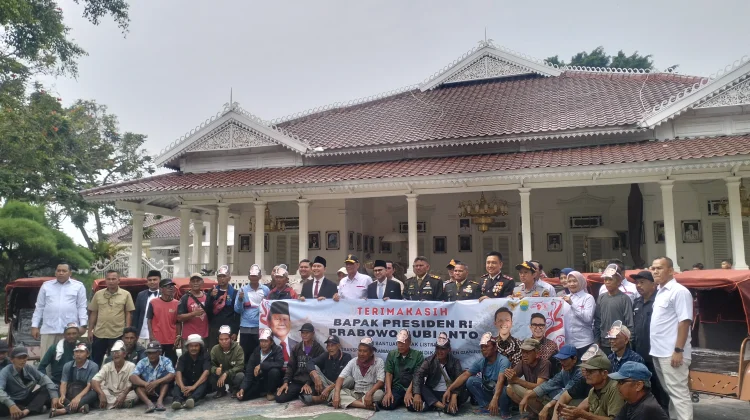 Foto Bareng Pengayuh Becak Listrik Dengan Bupati Cianjur