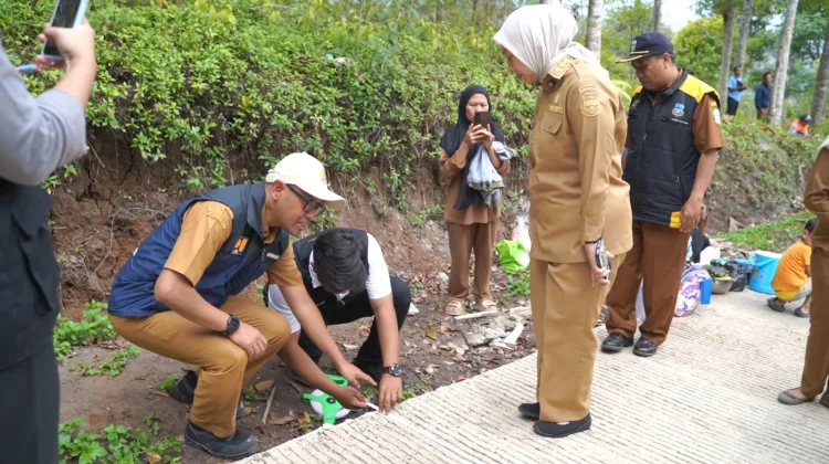 Jalan Desa Jatimanah Akses Mobilitas Petani Kopi