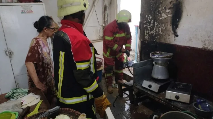 Selang Gas Bocor saat Ganti Tabung, Dapur Rumah Warga Cimahi Disambar Api