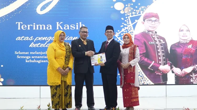 Tutup 40 Tahun Pengabdian Dengan Maaf, Asep Nuroni Serahkan Buku Memori ke Kang Rona