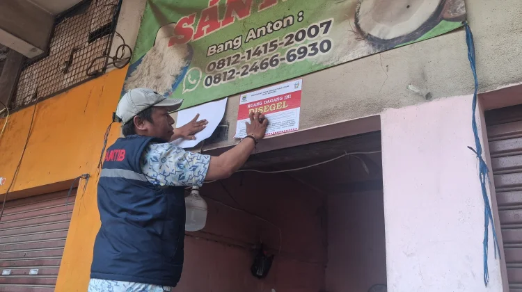 243 Ruang Dagang di Pasar Ciroyom Disegel Pihak Perumda Pasar Juara