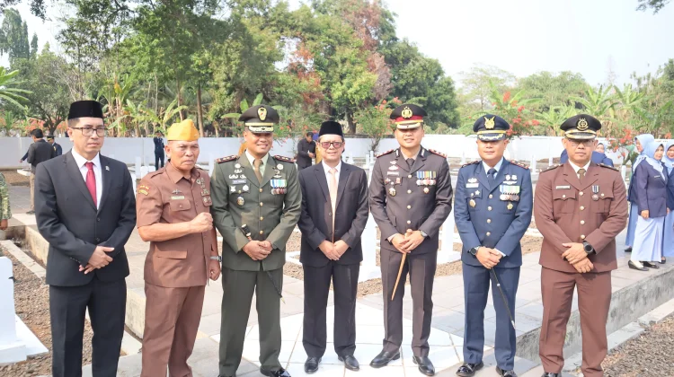 Ziarah HUT Ke-81 TNI di TMP Cidongkol, Kang Akur Tegaskan Sinergitas Pemda-TNI