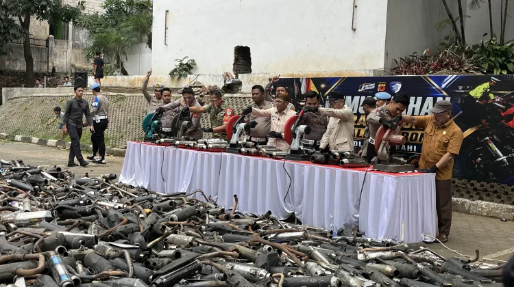 Polres Cimahi Musnahkan Botol Miras, OKT, Tembakau Sintetis hingga Knalpot Brong