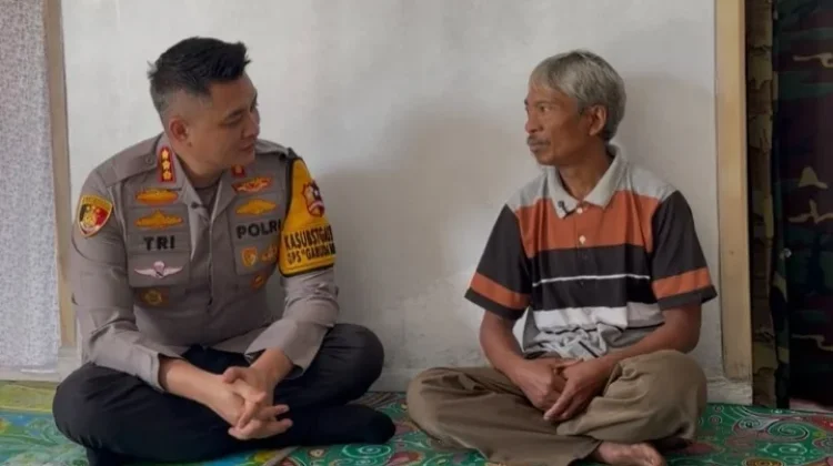 Kapolresta Bandung Berbincang Hangat Dengan Penjual Sapu Lidi di Cicalengka