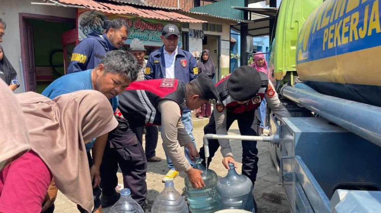 Polres Tasikmalaya Salurkan Air Bersih Bantu Warga Salebu Hadapi Krisis Air