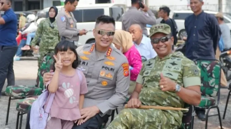 Ditengah Deru Alutsista, Kombes Tri Suhartanto Sapa Warga di Soreang