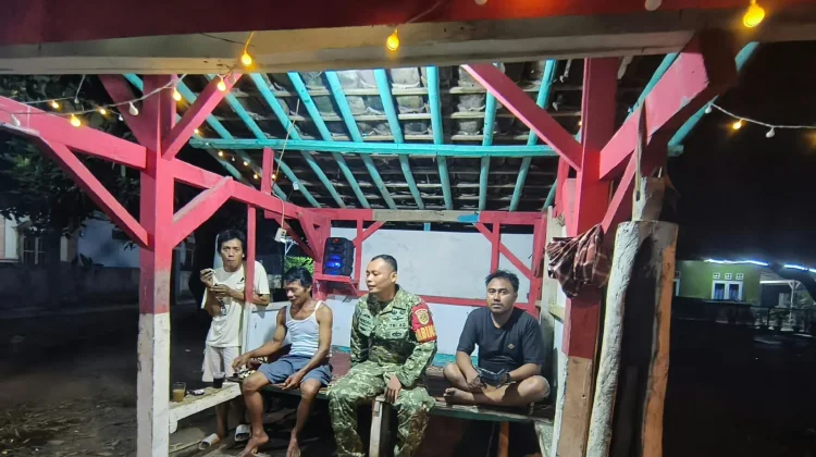 Babinsa Koramil 0502/Pagaden Cek Pos Ronda, Ajak Warga Jaga Keamana!n Malam