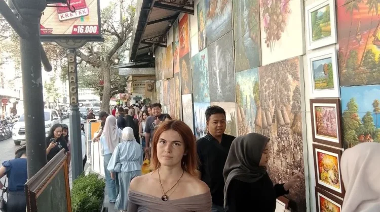 WNA atau Bule Nikmati Liburan Nusantara Gunakan Kereta