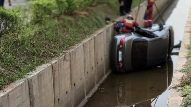 Hilang Konsentrasi, Mobil Terjun ke Parit di Summarecon Bandung