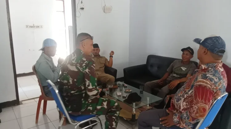 Ngobrol Santai di Kantor Desa, Babinsa Jaga Asa Rajut Kedekatan Dengan Warga