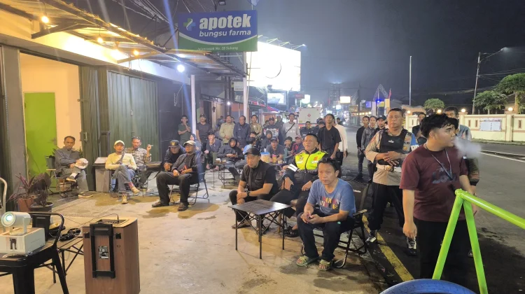 Nobar Timnas di Subang Jadi Ajang Keakraban Polisi Dengan Warga