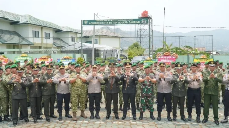 Umroh untuk Pengabdi Terlama: Hadiah HUT TNI dari Kapolresta Bandung