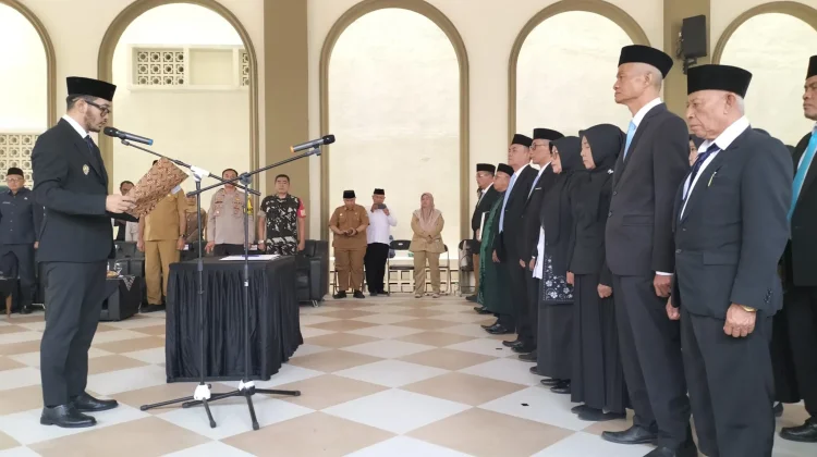 BPD se-Kecamatan Lembang Dilantik, Bupati Dorong Penguatan Sinergi Potensi Desa