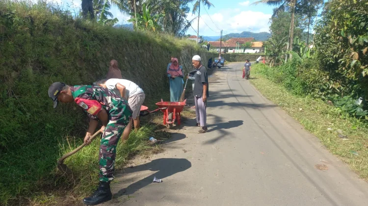 Gotong royong Hidup Lagi di Babakan Jati, Babinsa dan Warga Kompak Bersihkan Jalan