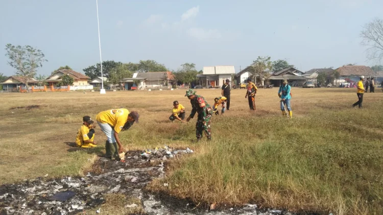 Kades dan Babinsa Rawamekar Kompak Bersihkan Lapang