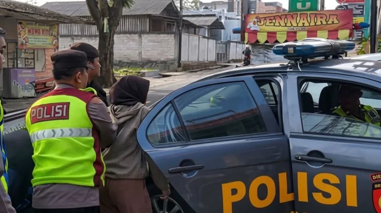 Polisi Selamatkan Warga Jatuh Pingsan Dijalan Raya Garut-Tasik