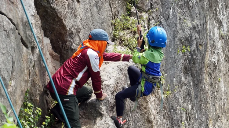 Puluhan Siswa SD Sekolah Alam Bandung Panjat Tebing Hawu