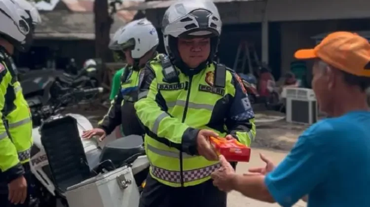 Polres Purwakarta Bangun Kepercayaan Publik lewat Jumat Berbagi