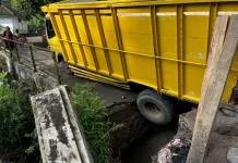 Truk Pengakut Pasir Terjebak di Jembatan Putus