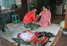 Tim Kesehatan Kodim 0624 TMMD-127 Tangani Warga Cedera