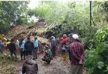 Longsor Tutup Akses Penghubung Antar  Desa