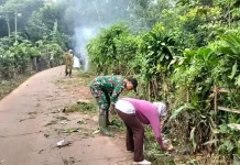 Peduli Lingkungan, Babinsa Gelar Karya Bakti Bersih-bersih Jalan