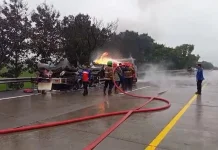 Sebuah Tanki Terbakar di Ruas Tol Cipali