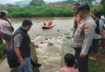 Tim SAR Gabungan Cari Anak Hanyut di Sungai Cimanuk