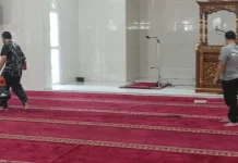 Bebersih Masjid, Tim UIN Bandung Siap Beribadah Ramadan