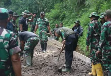 TMMD Ke-127 Kodim 0624 Kebutan Pengecoran Jalan Rancabali