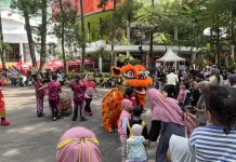 Pertunjukan Barongsai Temani Warga Ngabuburit di Ciwalk